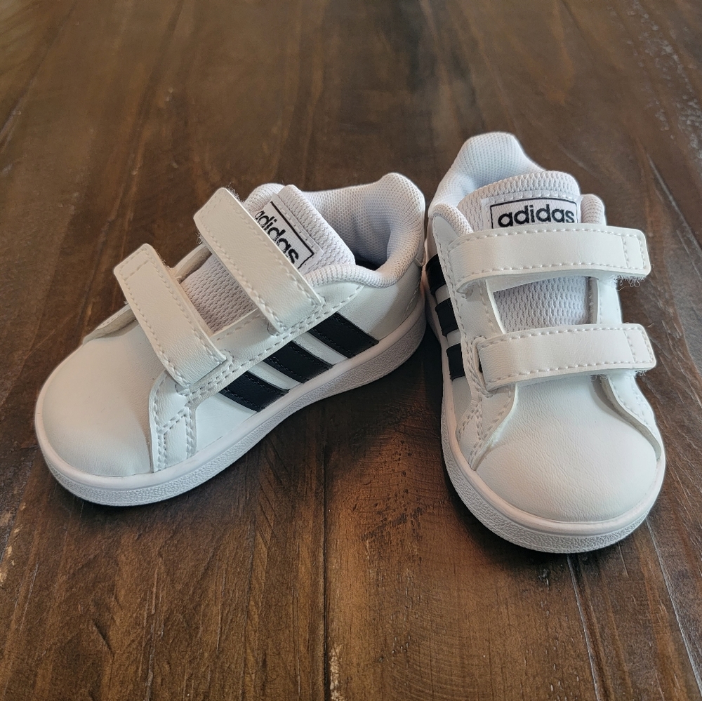 *NEW* Baby Boys size 4 Adidas velcro shoes
